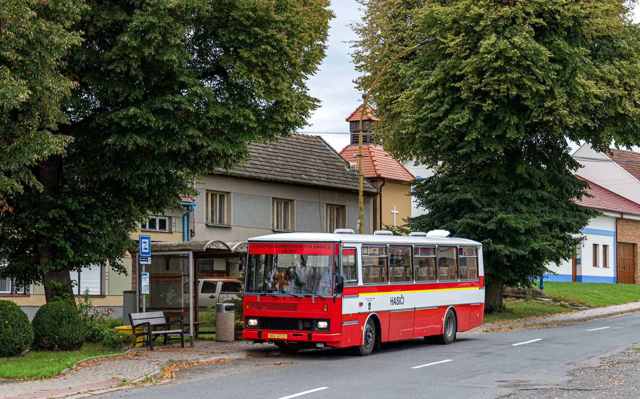 Karosa LC 735.1011 jednotky dobrovolných hasičů Věžky (u Kroměříže) pózuje na zastávce v jedné z moravských obcí