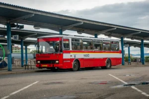 Karosa LC 735.1011 jednotky dobrovolných hasičů Věžky (u Kroměříže) stojí na autobusovém nádraží v Kroměříži.