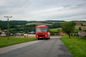 Karosa LC 735.1011 jednotky dobrovolných hasičů Věžky (u Kroměříže) projíždí po asfaltové cestě mezi dvěma vesnicemi.