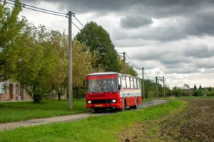 Karosa LC 735.1011 jednotky dobrovolných hasičů Věžky (u Kroměříže) projíždí po cestě u vlakového nádraží v Chropyni.